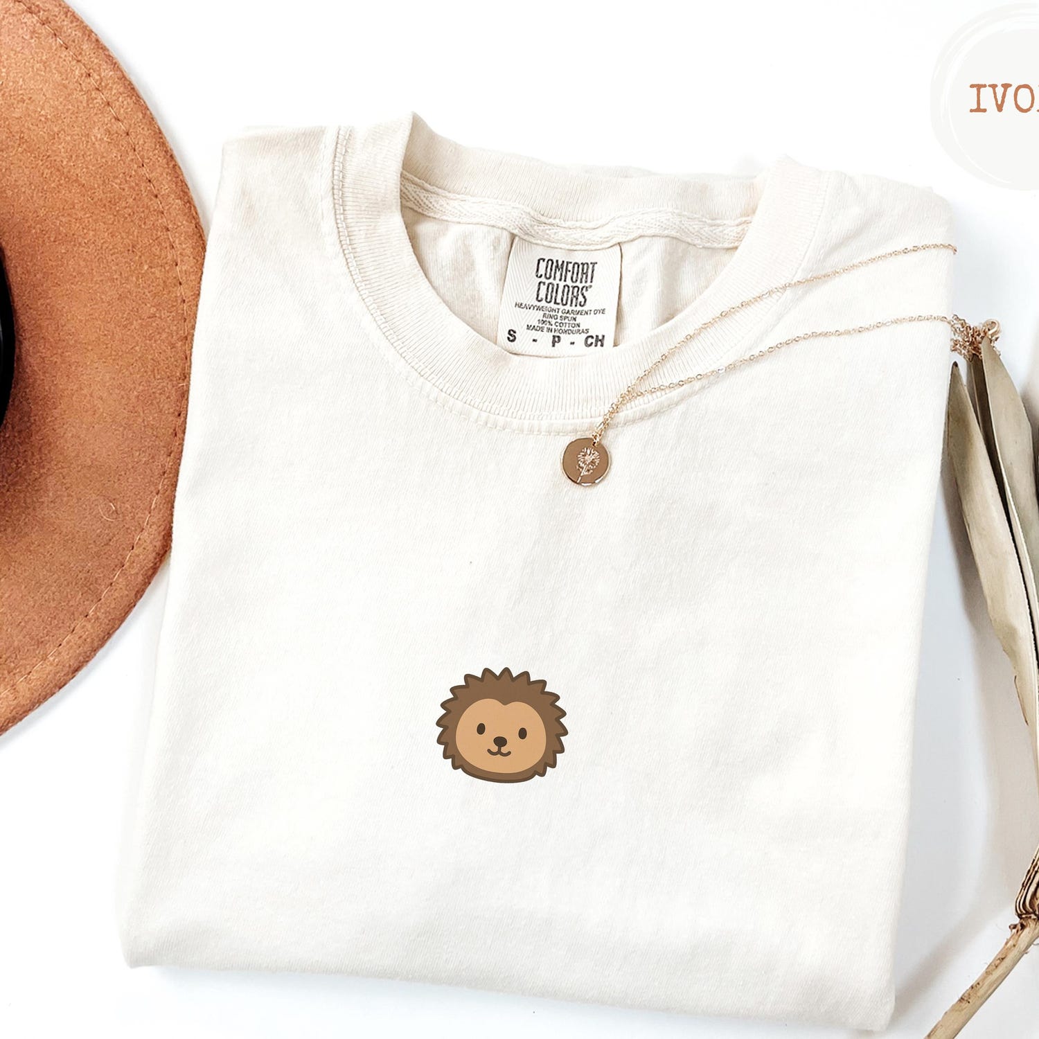 Minimalist Lion T-Shirt, Comfort Colors Vintage Colored Tee, Cute Aesthetic Graphic Shirt, Gift For Her, Minimal Animal Lover Tshirt